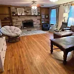 Spacious 5 Bedroom Home W/ Hot Tub