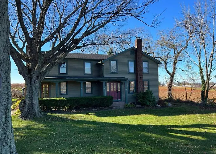 Spacious 5 Bedroom Home W/ Hot Tub