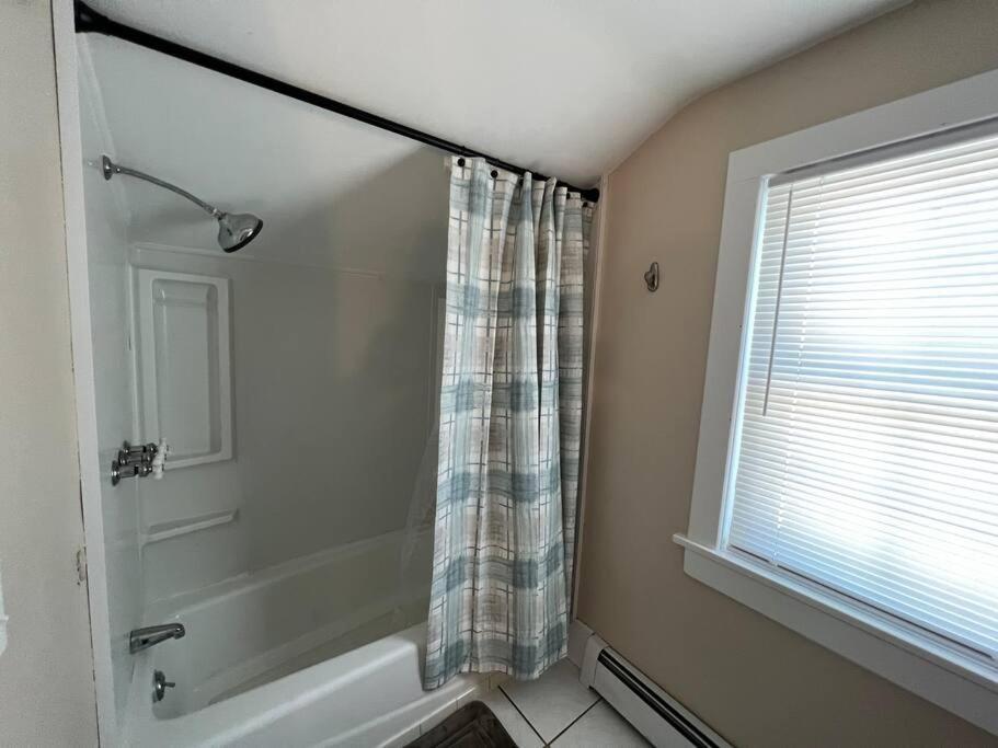 Spacious 5 Bedroom W/ Hot Tub